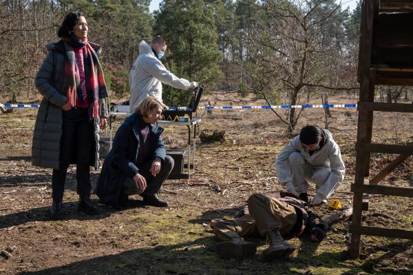 Bild 1 von 8: Laut der Försterin war Lorenz Schliemann häufig in dem Waldstück unterwegs, um vom Hochstand aus Biber zu fotografieren. Tamara Meurer (Anja Pahl, 2.v.l.), Pauline Hobrecht (Agnes Decker, l.) und Spurensicherer Thomas Brander (Yung Ngo, r.) nehmen erste Spuren auf. Wem ist der Fotograf in die Quere gekommen?