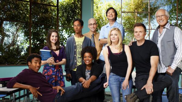 Bild 1 von 23: (4. Staffel) - Community - Eine ganz spezielle Lerngruppe: (v.l.n.r.) Troy Barnes (Donald Glover), Annie Edison (Alison Brie), Abed Nadir (Danny Pudi), Shirley Bennett (Yvette Nicole Brown), Dean Pelton (Jim Rash), Senor Chang (Ken Jeong), Britta Perry (Gillian Jacobs), Jeff Winger (Joel McHale) und Pierce Hawthorne (Chevy Chase) ...