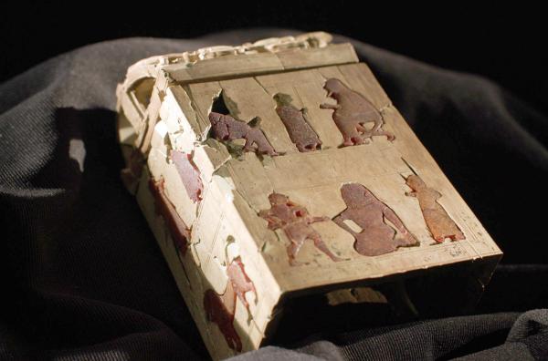 Bild 1 von 7: Elfenbeinkästchen aus der Eisenzeit: Es stammt aus der Nähe von Belmonte Piceno in Italien.