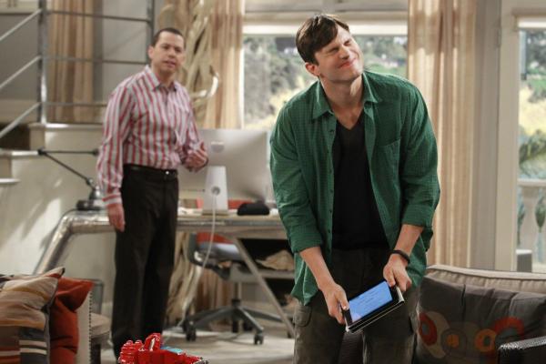 Bild 1 von 9: Haben eine ganz besondere Freundschaft: Alan (Jon Cryer, l.) und Walden (Ashton Kutcher, r.) ...