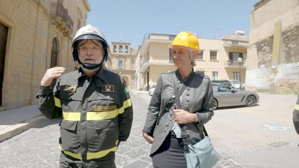 Bild 1 von 10: Im Bild: Italien: Cornelia Vospernik hat sich in Begleitung des Zivilschützers Antonio Pizzacanti in Niscemi ein Bild von den Folgen des Erdrutsches gemacht.