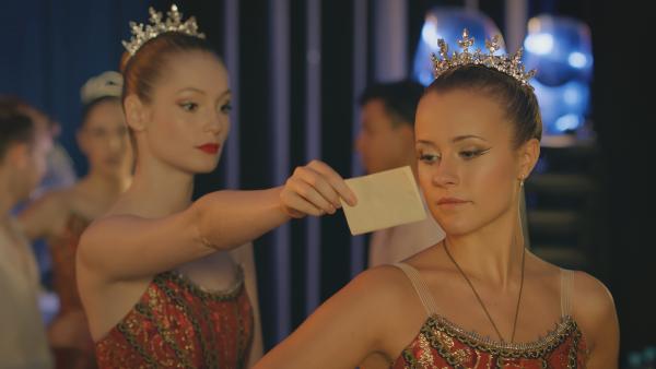 Bild 1 von 7: Thea (l. Hannah Dodd) überreicht Lena (r. Jessica Lord) einen Brief von Henri.