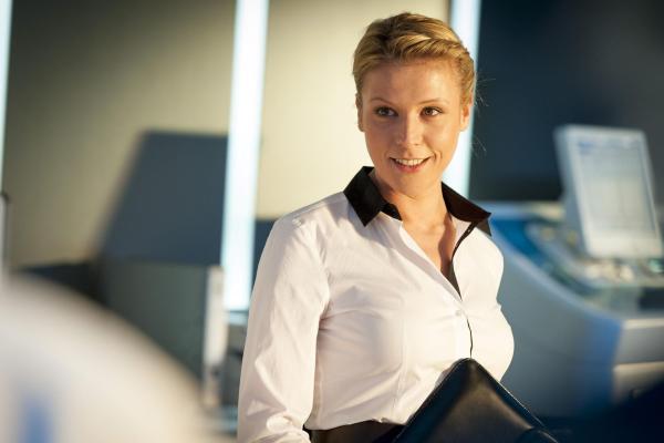 Bild 1 von 33: (4. Staffel) - Steffi Averdunk (Franziska Weisz) ist die neue Controllerin im Präsidium und soll nach Einsparungsmöglichkeiten suchen, was ihr natürlich keine Sympathien einbringt ...