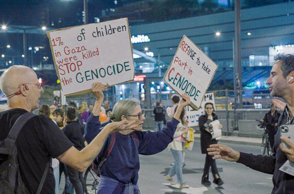 Bild 1 von 4: Eine israelische Demonstrantin, die für ein Ende des Völkermords in Gaza protestiert