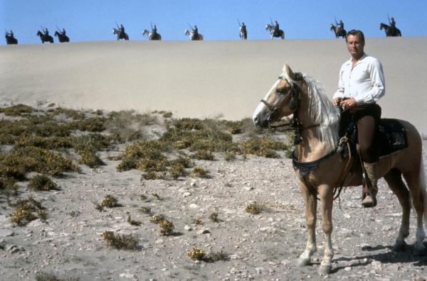 Bild 1 von 1: Der Abenteurer Kara Ben Nemsi (Lex Barker) begibt sich zusammen mit seinem Freund und Weggefährten Hadschi Halef Omar und dem Scheich Mohammed auf eine gefährliche Reise, um Ahmed, den Sohn des Scheichs, zu befreien.