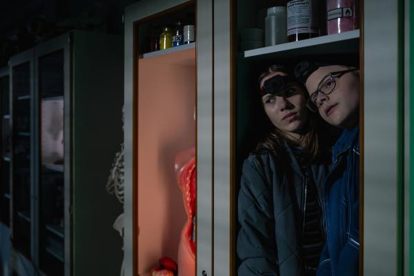Bild 1 von 5: Annika (Merle Sophie Eismann, li.) und Marlon (Matti verstecken sich vor Toni Hoppe.