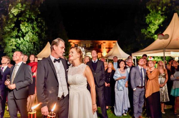 Bild 1 von 8: Im Bild: Hochzeit am Bodensee: Anne Ferch (Ines Lutz, r.) und ihr Bräutigam Konrad Ferch (Pit-Arne Pietz, l.) bestaunen mit ihren Gästen das Feuerwerk.