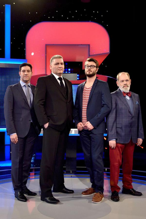 Bild 1 von 2: Die Jäger v.l.n.r.: Sebastian Jacoby, Kampfname ?Der Quizgott?; Holger Waldenberger, Kampfname ?Der Gigant?; Sebastian Klussmann, Kampfname ?Der Besserwisser?; Klaus Otto Nagorsnik, Kampfname ?Der Bibliothekar?