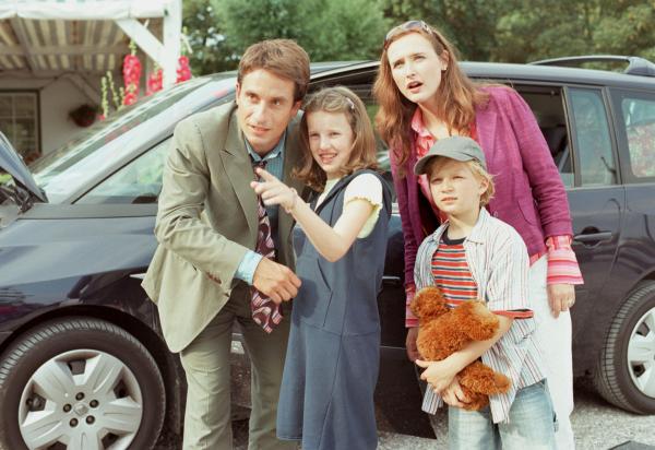 Bild 1 von 5: Bei ihrer Ankunft an der Ostsee machen Thomas (Oliver Mommsen), seine Kinder Moritz (Karl-Alexander Seidel) und Nele (Anja Stührk), und seine Freundin Sabine (Deborah Kaufmann) eine ungewöhnliche Entdeckung.