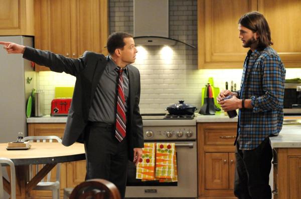 Bild 1 von 27: Haben es nicht immer leicht miteinander: Walden (Ashton Kutcher, r.) und Alan (Jon Cryer, l.) ...