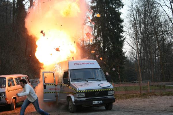Bild 1 von 5: Willi bei einer Autosprengung in der Pyrotechnikerschule Peißenberg. Spezialisten sorgen dafür, dass alles echt aussieht und niemand verletzt wird.