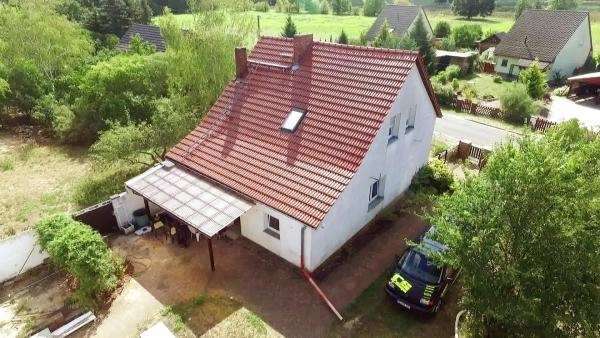 Bild 1 von 1: Für 90.000 Euro erwerben Conny und Philip einen alten Hof mit 120qm Wohnfläche und mehreren teils baufälligen Nebengebäuden.