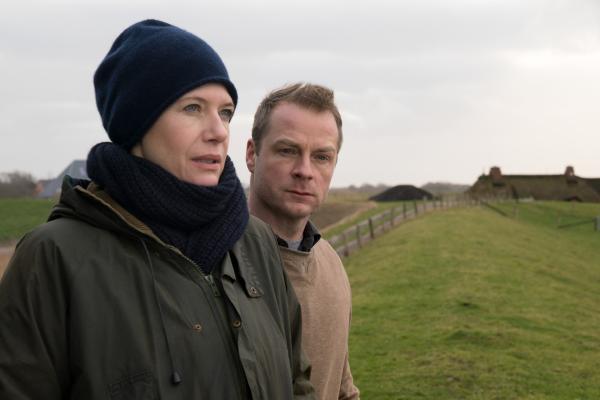 Bild 1 von 10: Anne (Ina Weisse) und Sven (Hinnerk Scho?nemann) verbindet eine gemeinsame Vergangenheit - könnten sie mit Harrys Tod zu tun haben?