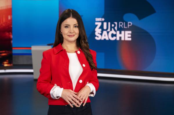 Bild 1 von 2: Das landespolitische Magazin, donnerstags um 20:15 Uhr im SWR Fernsehen Rheinland-Pfalz. Moderatorin Luisa Szabo.