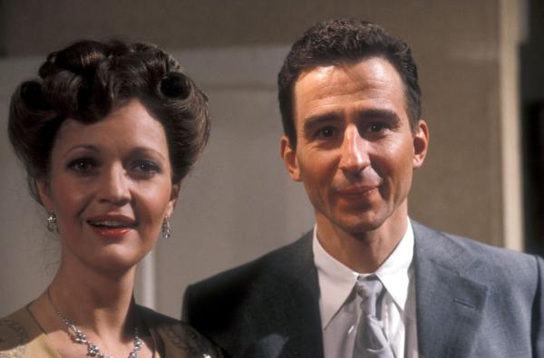 Bild 1 von 3: Kitty Oppenheimer (Jana Shelden, l.); Robert Oppenheimer (Sam Waterston, r.)