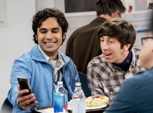 Bild 1 von 21: Noch präsentiert Raj (Kunal Nayyar, l.) Howard (Simon Helberg, r.) und seinen anderen Freunden seine neuste Affäre ...