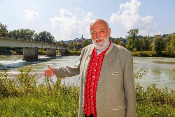 Bild 1 von 15: Im Bild: Sepp Forcher vor der Bru¨cke zwischen Ettenau und Tittmoning.