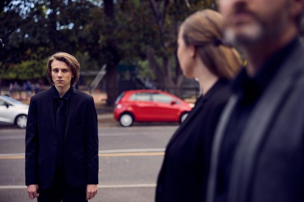 Bild 1 von 5: Chester (Henry Strand) mit seinen Eltern kurz vor der Beerdigung seines besten Freundes Mapplethorpe.