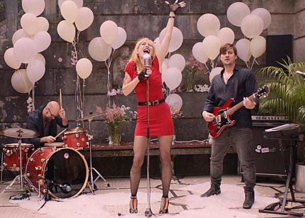 Bild 1 von 12: Die chaotische Rockerin Lola (Andrea Sawatzki, M.) ist nicht grade eine Vorzeigemutter ...