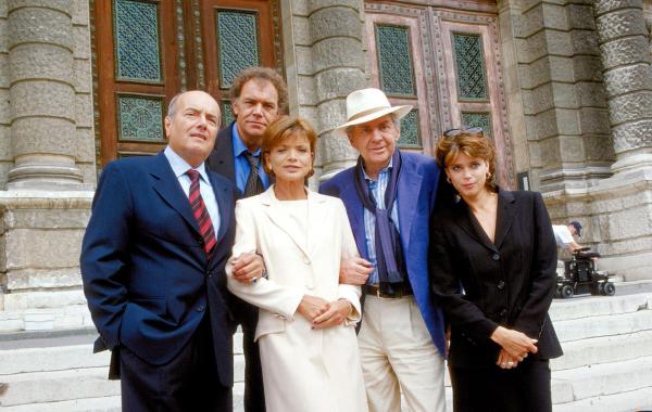 Bild 1 von 10: Im Bild: Peter Fröhlich (Bruno Kroll), Christian Kohlund (Dr. Kurt Weimar), Uschi Glas (Dr. Bettina Hofer), Harald Juhnke (Otto Weimar), Gerit Kling (Sandra Kroll).