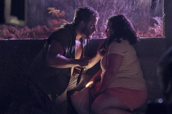 Bild 1 von 4: Desconocido (Richard Holmes, l.); Sara (Laura Galán, r.)