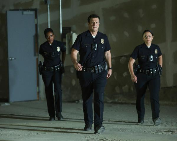 Bild 1 von 3: Nolan (Nathan Fillion, M.), Harper (Mekia Cox, l.) und Chen (Melissa O'Neil, r.) läuft die Zeit davon. Sie müssen das Gold finden, bevor das Chaos die Überhand gewinnt.
