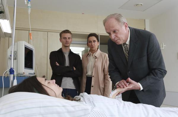 Bild 1 von 18: (v.l.n.r.) Eva Hütter (Nadine Dubois), Kai (Joseph Bundschuh), Magda Wächter (Barbara Phillip) und Felix Murot (Ulrich Tukur)