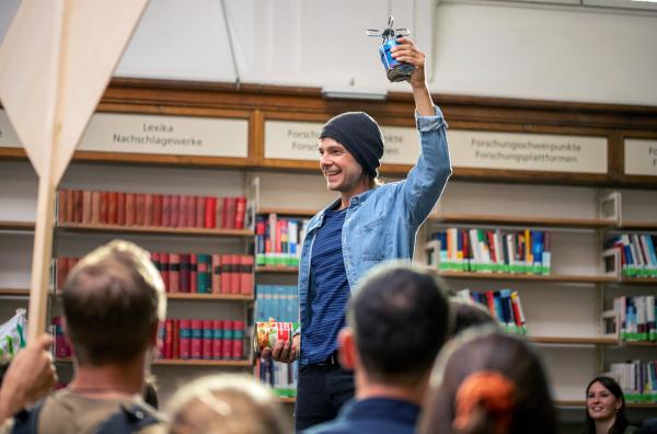 Bild 1 von 8: Der Jurastudent Konstantin (Stefan Pohl) besetzt die Uni-Bibliothek, um gegen steigende Gebühren zu protestieren.