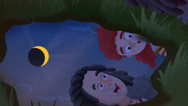 Bild 1 von 2: Mimo und Leva entdecken in einer Pfütze, was es mit der verschwundenen Sonne auf sich hat.