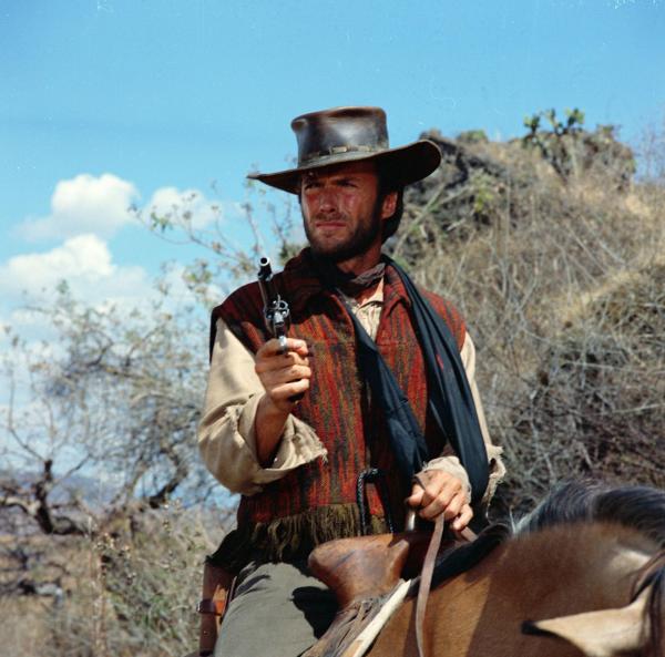 Bild 1 von 11: Der amerikanische Söldner Hogan (Clint Eastwood) will sich den Goldschatz der Franzosen unter den Nagel reißen, doch die Bekanntschaft mit einer Frau bringt ihn von seinem eigentlichen Plan ab ...