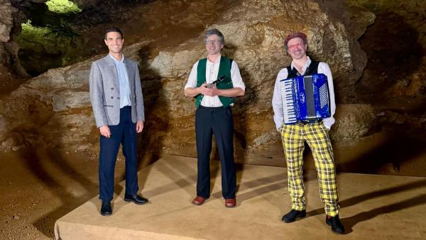 Bild 1 von 12: Von links: Moderator Dominik Glöbl und das Mundart-Duo Saam & Richter.