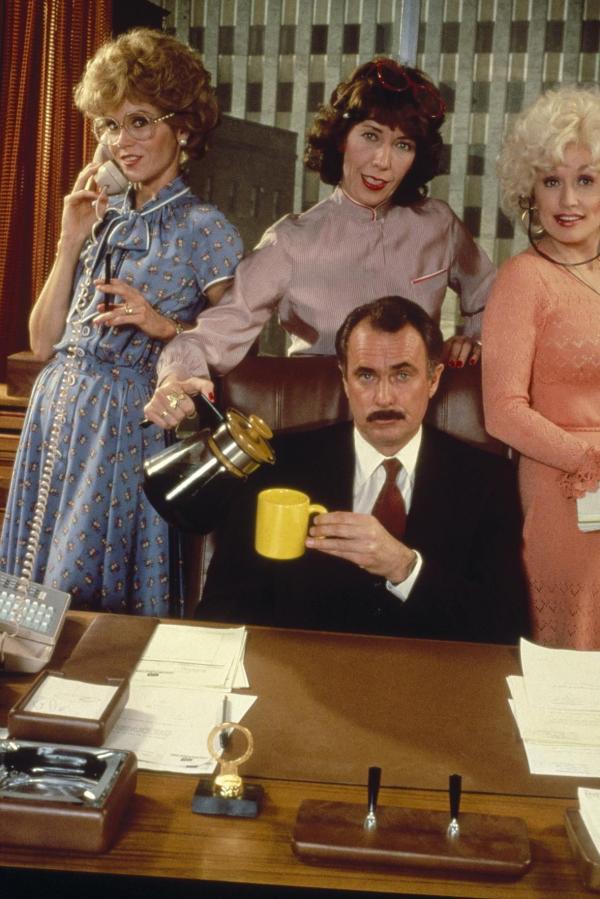 Bild 1 von 9: Der Alltag der Büroangestellten Judy Bernly (Jane Fonda, l.), Violet Newstead (Lily Tomlin, hinten M.) und Doralee Rhodes (Dolly Parton, r.) könnte so angenehm sein, wäre da nicht ihr Chef Franklin M. Hart jr. (Dabney Coleman, vorne M.) ...