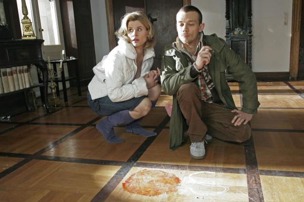 Bild 1 von 14: Doreen (Alexandra Seefisch, l.) ist von Jürgens (Oliver Bokern, r.) speziellen Ermittlungsmethoden beeindruckt, die sie allerdings nicht wirklich weiterbringen.