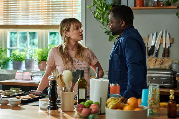 Bild 1 von 12: Emma Brackett (Kaley Cuoco, l.); Dave Brackett (David Oyelowo, r.)