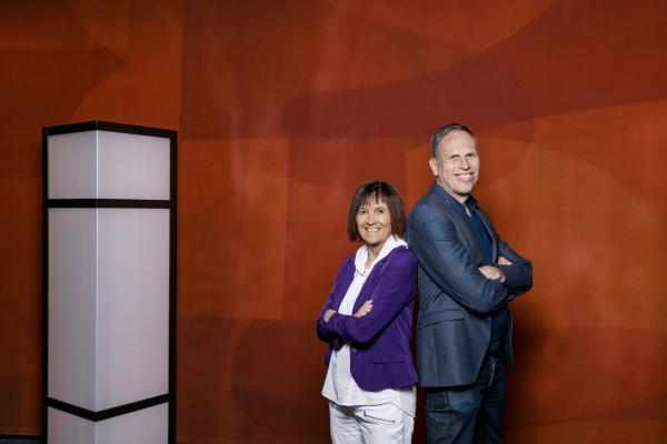 Bild 1 von 4: Moderatorin Christine Krueger und Moderator Achim Bogdahn im Tagesgespräch-Studio.