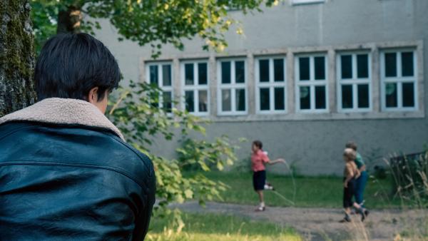 Bild 1 von 5: Nach der Festnahme des vermeintlichen Mörders (Tristan Martini)  wird im Verhör deutlich, dass der Täter über Jahre immer wieder Kinder ausgespäht hatte.