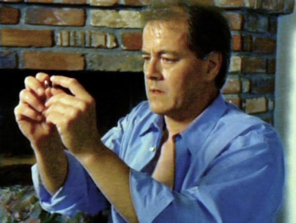 Bild 1 von 4: Der Detektiv Hank Reese (Francis Guinan) macht eine furchtbare Entdeckung: die Patrone, die bei der ermordeten Frau gefunden wurde, ist identisch mit den Patronen seiner eigenen Waffe! Nach und nach wird Hank klar, daß er den Mord begangen hat...