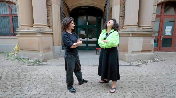 Bild 1 von 1: Guerilla Architects machen die Festival-Szenografie der diesjährigen Wiesbaden Biennale: Silvia Gioberti (links) und Shahrzad Rahmani (rechts).