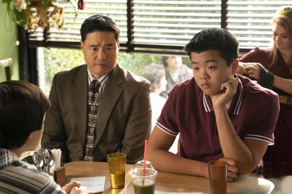 Bild 1 von 11: Louis Huang (Randall Park, l.); Eddie Huang (Hudson Yang, r.)