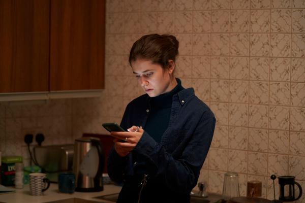 Bild 1 von 3: Als Frances (Alison Oliver) ihre Nachrichten abhört, macht sie eine erschreckende Entdeckung. Sofort lässt sie alles stehen und liegen, um herauszufinden, was es damit auf sich hat.