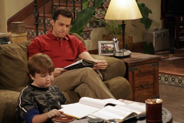 Bild 1 von 59: Alan (Jon Cryer, r.) sorgt dafür, dass Jakes (Angus T. Jones, l.) schulische Leistungen wieder besser werden ...