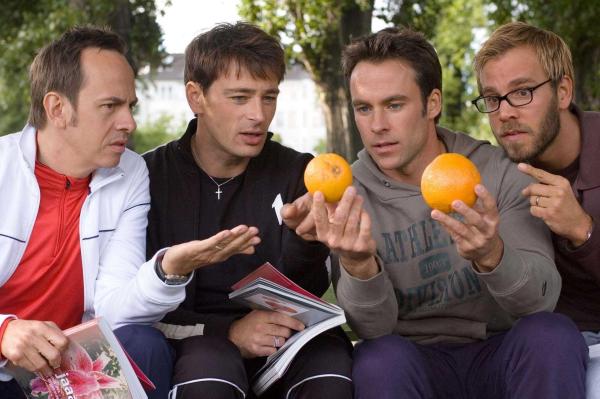 Bild 1 von 16: Adam (Marco Girnth, 2.v.r.) zeigt Ulf (Moritz Lindbergh, l.), Karl (Jan Sosniok, 2.v.l.) und Stefan (Dominic Boeer, r.) die unterschiedlichen Brustgrößen vor und nach dem Orgasmus - anhand von Orangen.