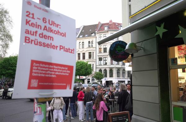 Bild 1 von 13: Nach starken Problemen mit Lärm in der Nacht erließ die Stadt Köln im Mai 2025 ab 21 Uhr ein Alkoholverbot auf dem Brüsseler Platz.