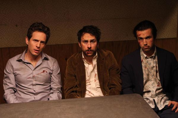Bild 1 von 10: (v.l.n.r.) Dennis Reynolds (Glenn Howerton); Charlie Kelly (Charlie Day); Mac (Rob McElhenney)