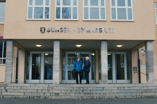 Bild 1 von 6: Klaus Staeck (re.) mit seinem Schulfreund Siegfried Schmohl (li.) vor deren ehemaligen Schule in Heidelberg: Nach der Flucht aus der DDR mussten sie dort ihr Westabitur ablegen.