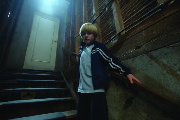 Bild 1 von 7: Lucas (Nathan Gamble) und sein älterer Bruder Dane entdecken eine seltsame Falltür im Keller ihres neuen Hauses. Sie öffnen sie natürlich! Ein bodenloser schwarzer Schacht tut sich vor ihnen auf und es scheint, als würden ihre schlimmsten Ängste plötzlich real werden ...