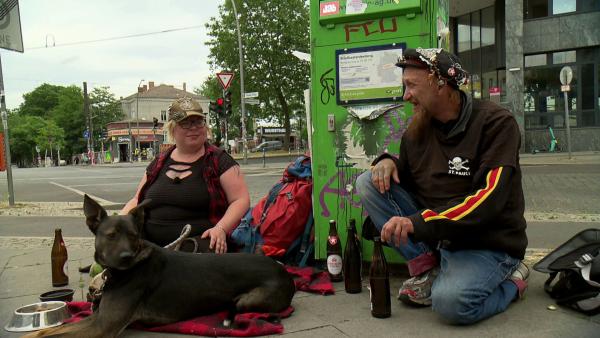 Bild 1 von 3: Die Punks Lausi, Paddy und Asterix versuchen durch Schnorren an etwas Geld zu kommen...