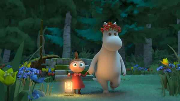 Bild 1 von 3: Snorkfräulein und die Kleine Mü vermissen die Sonne in der Mittsommernacht. Wo kann sie nur sein?
© ZDF/Moomin Characters/Gutsy Animations 2019 - Honorarfreie Verwendung gemäß AGB im redaktionellen Zusammenhang mit genannter Sendung bei Nennung \