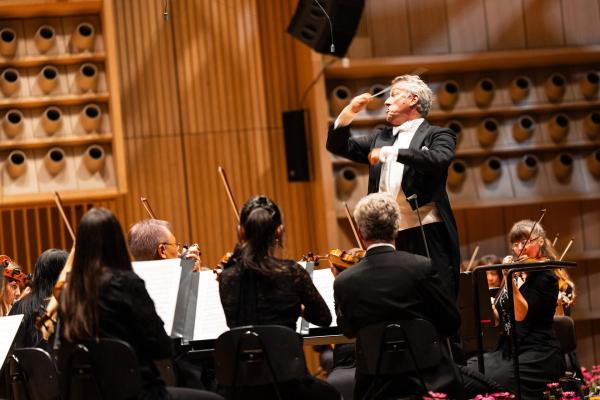 Bild 1 von 9: Im Bild: Markus Poschner am Pult des Bruckner Orchesters Linz präsentiert bei der Linzer Klangwolke eine besondere Programmzusammenstellung, die Moderne und Klassik in Einklang bringt.