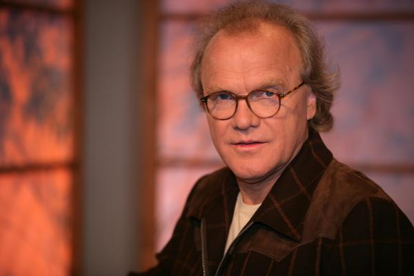 Bild 1 von 3: Michael Köhlmeier schildert die griechischen Mythen so eindrucksvoll, dass plötzlich all die Götter, Halbgötter, Kentauren und Titanen von ihrem Olymp herunter- oder aus ihrer Unterwelt emporsteigen und zu Gestalten voller Leben, Gefühl und Seele werden, die Sagen in freier und ganz persönlicher Interpretation zu erzählen.